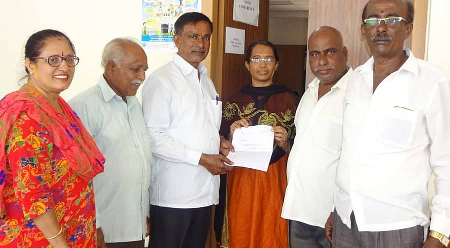 ಅಪರ ಜಿಲ್ಲಾಧಿಕಾರಿ ರಮ್ಯಾಗೆ ಮನವಿ ಪತ್ರ ನೀಡಿದ ಬಿಜೆಪಿ ಮುಖಂಡರು.