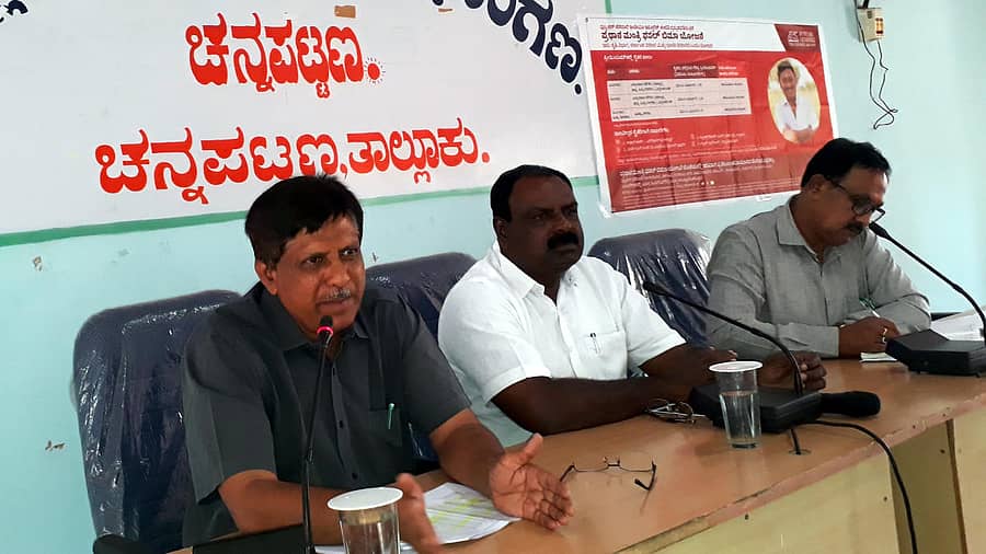 ಚನ್ನಪಟ್ಟಣದ ತಾ.ಪಂ.ಸಭಾಂಗಣದಲ್ಲಿ ನಡೆದ ತುರ್ತು ಸಭೆಯಲ್ಲಿ ತಾ.ಪಂ.ಅಧ್ಯಕ್ಷ ರಾಜಣ್ಣ ಮಾತನಾಡಿದರು