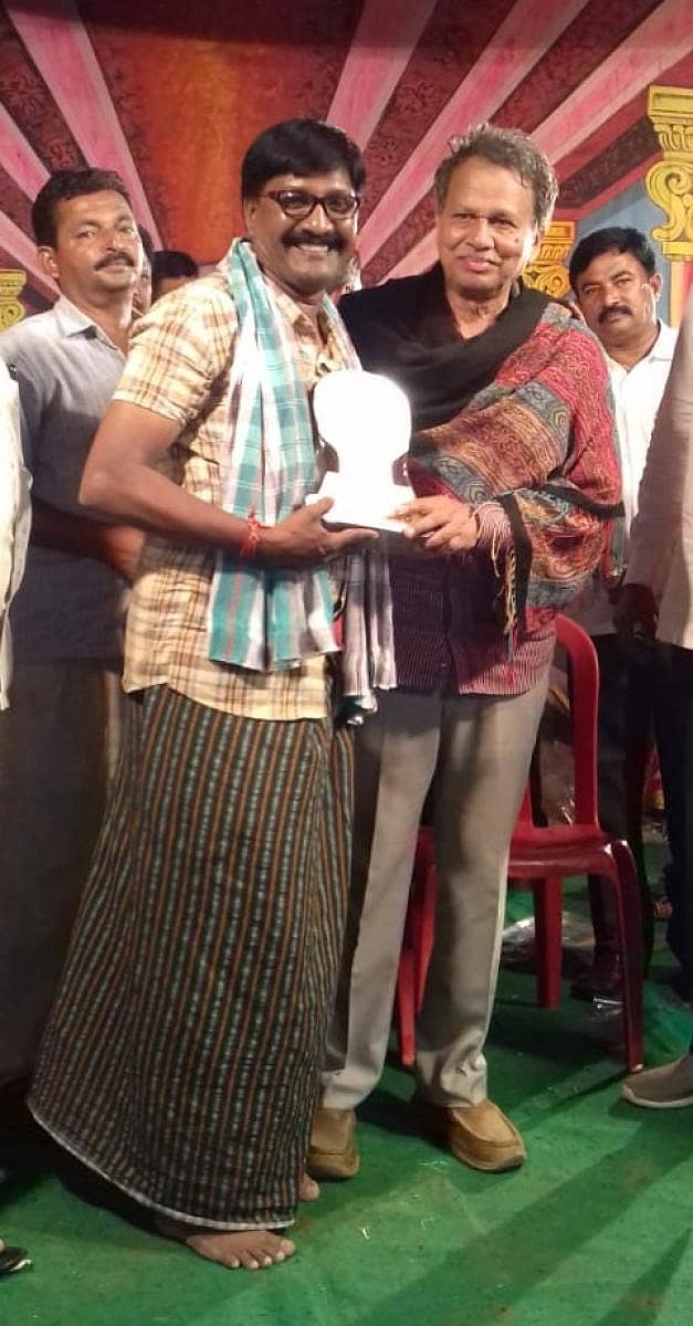 ಹಿರಿಯ ಸಾಹಿತಿ ಪ್ರೊ. ಬರಗೂರು ರಾಮಚಂದ್ರಪ್ಪ ಅವರಿಂದ ಗೌರವ ಪೂರ್ವಕ ಸನ್ಮಾನ ಸ್ವೀಕರಿಸುತ್ತಿರುವ ಅರುಣ್ ಕುಮಾರ್