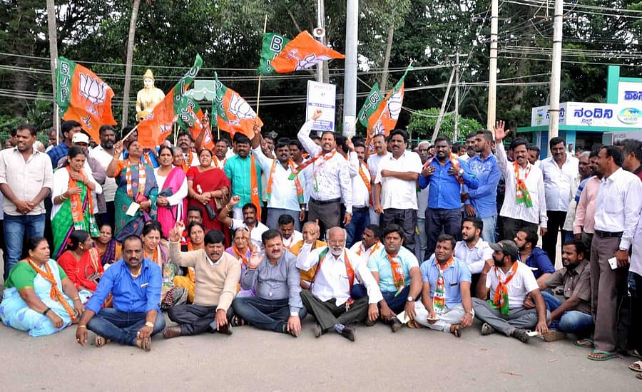 ಹಾಸನದ ಹೇಮಾವತಿ ಪ್ರತಿಮೆ ಎದುರು ಬಿಜೆಪಿ ಕಾರ್ಯಕರ್ತರು ಪ್ರತಿಭಟನೆ ನಡೆಸಿದರು.