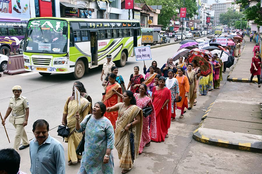 ವಿವಿಧ ಬೇಡಿಕೆಗಳನ್ನು ಈಡೇರಿಸುವಂತೆ ಆಗ್ರಹಿಸಿ ಮಂಗಳವಾರ ಪ್ರತಿಭಟನೆ ನಡೆಸಿದ ಪ್ರಾಥಮಿಕ ಶಾಲಾ ಶಿಕ್ಷಕರು ಮಂಗಳೂರಿನ ಡಾ.ಬಿ.ಆರ್.ವೃತ್ತದಿಂದ ನೆಹರೂ ಮೈದಾನಕ್ಕೆ ಮೆರವಣಿಗೆಯಲ್ಲಿ ಸಾಗುತ್ತಿರುವುದು.– ಪ್ರಜಾವಾಣಿ ಚಿತ್ರ