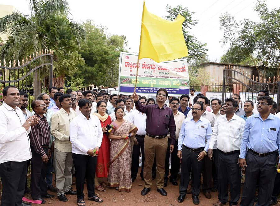 ಡೆಂಗೆ ವಿರೋಧಿ ಮಾಸಾಚರಣೆ ಅಂಗವಾಗಿ ಬೀದರ್‌ನಲ್ಲಿ ಮಂಗಳವಾರ ನಡೆದ ಡೆಂಗೆ ಜಾಗೃತಿ ರ್‌್ಯಾಲಿಗೆ ಜಿಲ್ಲಾ ಆರೋಗ್ಯ ಮತ್ತು ಕುಟುಂಬ ಕಲ್ಯಾಣ ಅಧಿಕಾರಿ ಡಾ.ಎಂ.ಎ. ಜಬ್ಬಾರ್ ಚಾಲನೆ ನೀಡಿದರು