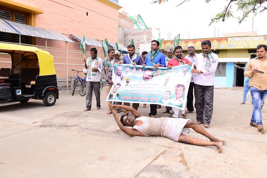 ರಾಜ್ಯದ ಮೈತ್ರಿ ಸರ್ಕಾರದ ಉಳಿವಿಗಾಗಿ ಜೆಡಿಎಸ್‌ ಕಾರ್ಯಕರ್ತರು ದಾವಣಗೆರೆಯ ನಗರ ದೇವತೆ ದುರ್ಗಾಂಬಿಕಾ ದೇವಸ್ಥಾನದಲ್ಲಿ ಮಂಗಳವಾರ ಉರುಳುಸೇವೆ ಮಾಡಿದರು