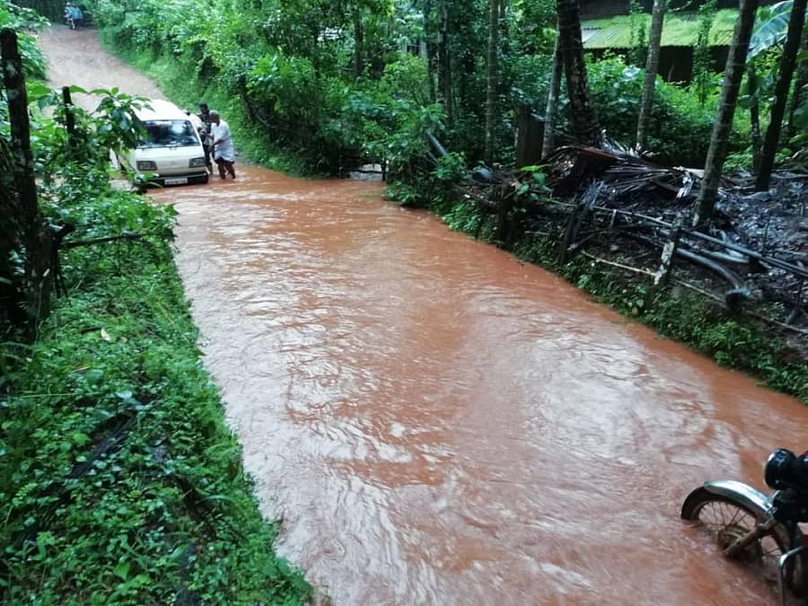 ನಿರಂತರ ಮಳೆಯಿಂದ ಶಿರಸಿ ತಾಲ್ಲೂಕಿನ ಗ್ರಾಮೀಣ ಭಾಗದ ರಸ್ತೆ ಹಳ್ಳದಂತಾಗಿರುವುದು