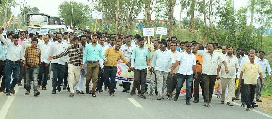 ಯಾದಗಿರಿ ಜಿಲ್ಲಾಧಿಕಾರಿ ಕಚೇರಿ ಬಳಿ ವಿವಿಧ ಬೇಡಿಕೆ ಈಡೇರಿಕೆಗಾಗಿ ಪ್ರಾಥಮಿಕ ಶಾಲಾ ಶಿಕ್ಷಕರ ಸಂಘದ ಪದಾಧಿಕಾರಿಗಳು ಬೃಹತ್‌ ಪ್ರತಿಭಟನೆ ನಡೆಸಿದರು