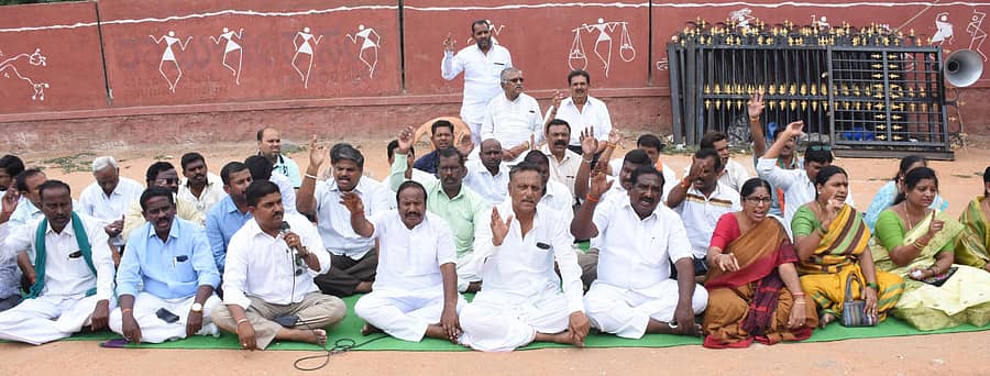 ರಾಯಚೂರಿನಲ್ಲಿ ಜಿಲ್ಲಾ ಬಿಜೆಪಿ ಮುಖಂಡರು ಮುಖ್ಯಮಂತ್ರಿ ರಾಜೀನಾಮೆ ನೀಡುವಂತೆ ಒತ್ತಾಯಿಸಿ ಮಂಗಳವಾರ ಪ್ರತಿಭಟನೆ ನಡೆಸಿದರು
