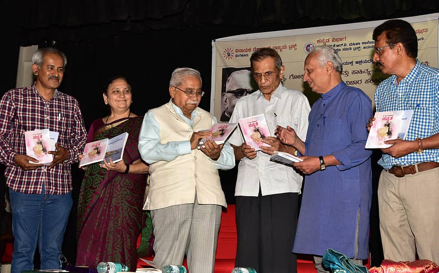 ವಿ.ಕೃ. ಗೋಕಾಕರ ‘ನವ್ಯತೆ’ ಮತ್ತು ‘ಸಮುದ್ರದಾಚೆಯಿಂದ’ ಪುಸ್ತಕಗಳನ್ನು ಚಂದ್ರಶೇಖರ ಕಂಬಾರ ಬಿಡುಗಡೆಗೊಳಿಸಿದರು. (ಎಡದಿಂದ) ಅಭಿನವ ಪ್ರಕಾಶನದ ರವಿಕುಮಾರ್, ಎನ್ಎಂಕೆಆರ್ವಿ ಕಾಲೇಜು ಪ್ರಾಚಾರ್ಯರಾದ ಸ್ನೇಹಲತಾ ನಾಡಿಗೇರ್, ವಿ.ಕೃ.ಗೋಕಾಕ ಟ್ರಸ್ಟ್ ಕಾರ್ಯದರ್ಶಿ ಅನಿಲ್ ಗೋಕಾಕ್, ವಿಮರ್ಶಕ ನರಹಳ್ಳಿ ಬಾಲಸುಬ್ರಹ್ಮಣ್ಯ, ಕಾಲೇಜಿನ ಕನ್ನಡ ವಿಭಾಗದ ಮುಖ್ಯಸ್ಥ ಸ್ವಾಮಿ ಆತ್ಮಾನಂದ ಇದ್ದಾರೆ – ಪ್ರಜಾವಾಣಿ ಚಿತ್ರ