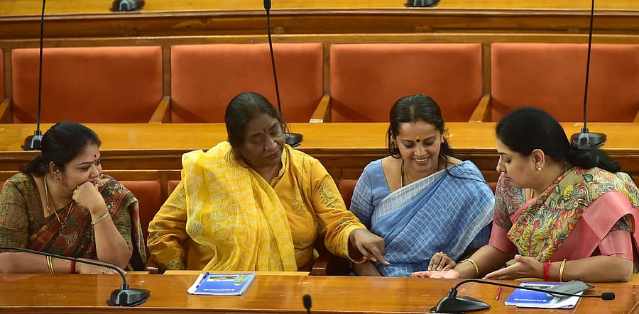 ಪಾಲಿಕೆಯಲ್ಲಿ ಮಂಗಳವಾರ ಕೌನ್ಸಿಲ್ ಸಭೆ ಆರಂಭವಾಗುವುದಕ್ಕೆ ಮುನ್ನ ಕಾಂಗ್ರೆಸ್‌ ಸದಸ್ಯರಾದ ಲತಾ ಕುವರ್‌ ರಾಥೋಡ್‌ (ಬಲ ತುದಿ) ಅವರ ಹಸ್ತವನ್ನು ನೋಡಿಕೊಂಡು ಸದಸ್ಯೆಯರಾದ ಹಾನಾ ಭುವನೇಶ್ವರಿ ಹಾಗೂ ಎನ್‌.ಉಮಾ ಚರ್ಚೆಯಲ್ಲಿ ತೊಡಗಿದ್ದರು. ಪಕ್ಷೇತರ ಸದಸ್ಯೆ ಎಂ.ಗಾಯತ್ರೀ (ಎಡ ತುದಿ) ಇದ್ದಾರೆ-ಪ್ರಜಾವಾಣಿ ಚಿತ್ರ/ ರಂಜು ಪಿ.