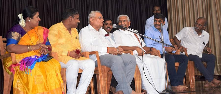  ಬಂಟ್ವಾಳ ತಾಲ್ಲೂಕಿನ ಕಲ್ಲಡ್ಕ ಶ್ರೀರಾಮ ವಿದ್ಯಾಕೇಂದ್ರಕ್ಕೆ ಮಂಗಳವಾರ ಸಂಜೆ ಭೇಟಿ ನೀಡಿದ ಪ್ರಧಾನಿ ಸಹೋದರ ಸೋಮಭಾಯಿ ಮೋದಿ ಅವರು ಗುರುಕುಲ ಮಾದರಿ ಶಿಕ್ಷಣ ಪದ್ಧತಿ ವೀಕ್ಷಿಸಿದ ಬಳಿಕ ಮಾತನಾಡಿದರು