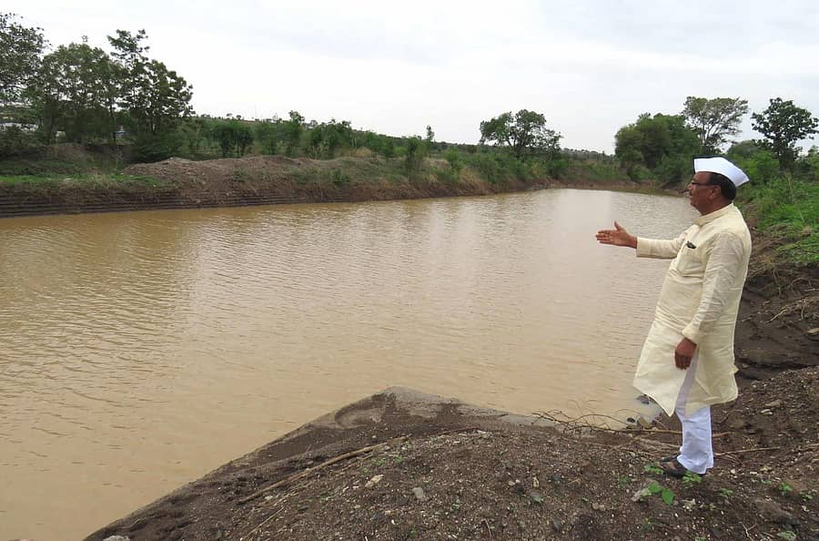 ಆಳಂದ ತಾಲ್ಲೂಕಿನ ಮಾದನ ಹಿಪ್ಪರಗಾ ಚೆಕ್ಡ್ಯಾಂನಲ್ಲಿ ಸಂಗ್ರಹಗೊಂಡ ನೀರನ್ನು ಮಾಜಿ ಶಾಸಕ ಬಿ.ಆರ್. ಪಾಟೀಲ ಮಂಗಳವಾರ ವೀಕ್ಷಿಸಿದರು