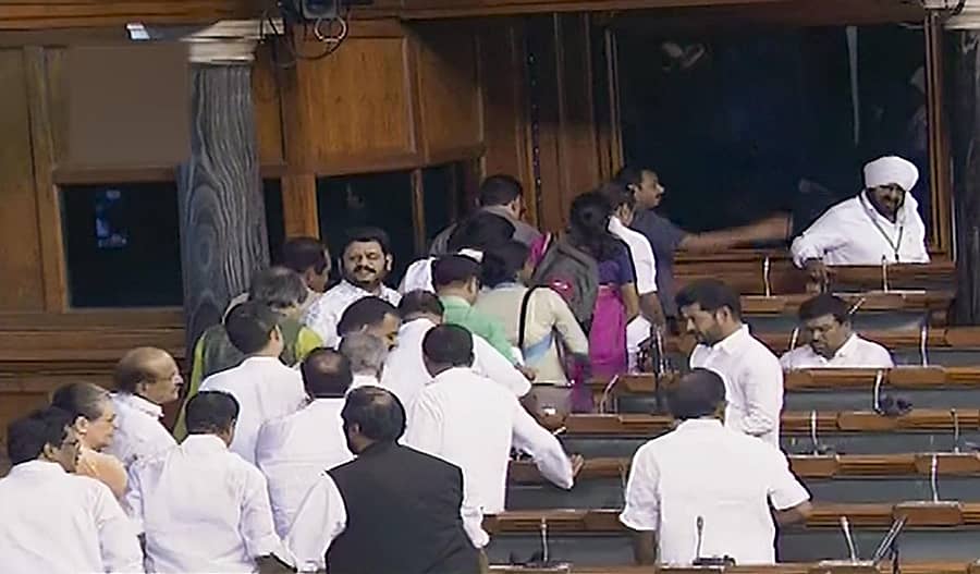 ಲೋಕಸಭೆಯಲ್ಲಿ ಸಭಾತ್ಯಾಗ ಮಾಡಿ ಹೊರನಡೆದ ಕಾಂಗ್ರೆಸ್‌ ಸಂಸದರು.