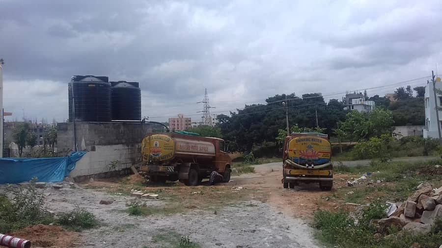 ಬನಶಂಕರಿ ಆರನೇ ಹಂತದ ಎರಡನೇ ಬ್ಲಾಕ್ನಲ್ಲಿ ಕರಿಯನ ಪಾಳ್ಯದ ಬಳಿ ಕೊಳವೆ ಬಾವಿ ನೀರನ್ನು ಟ್ಯಾಂಕರ್ಗೆ ತುಂಬಿಸುತ್ತಿರುವುದು