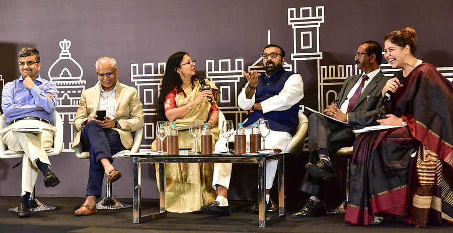 ಚರ್ಚೆಯಲ್ಲಿ ಎನ್.ಎ. ಹ್ಯಾರಿಸ್ ಮಾತನಾಡಿದರು. ಅಜಯ್ ಸೇಠ್, ಆರ್.ಕೆ. ಮಿಶ್ರಾ, ಬಿ ಪ್ಯಾಕ್ ಮುಖ್ಯ ಕಾರ್ಯನಿರ್ವಹಣಾಧಿಕಾರಿ ರೇವತಿ ಅಶೋಕ್, ಬಿ.ಎಚ್. ಅನಿಲ್ ಕುಮಾರ್, ಉಬರ್ ಇಂಡಿಯಾದ ಚಾಂದ್ ಮಜುಂದಾರ್ ಇದ್ದಾರೆ –ಪ್ರಜಾವಾಣಿ ಚಿತ್ರ