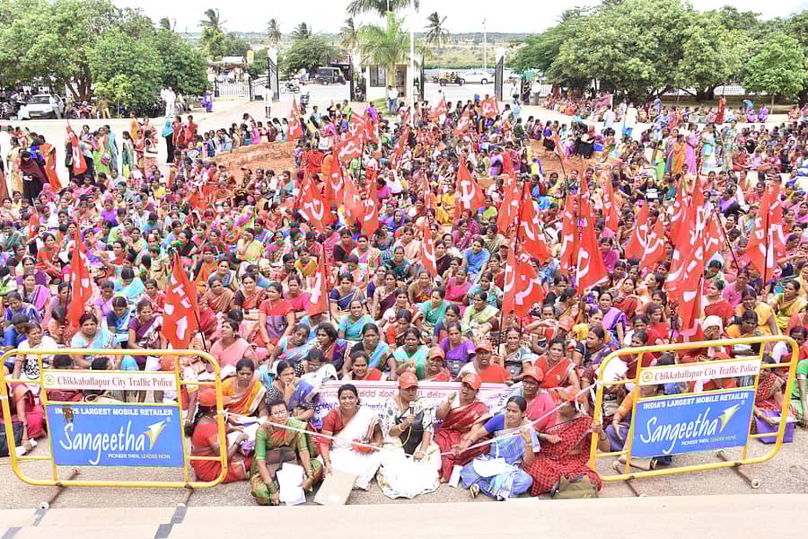 ಅಂಗನವಾಡಿ ನೌಕರರು ಜಿಲ್ಲಾಡಳಿತ ಭವನದ ಎದುರು ಪ್ರತಿಭಟನೆ ನಡೆಸಿದರು.