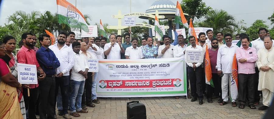 ಮೈತ್ರಿ ಸರ್ಕಾರವನ್ನು ಅಸ್ಥಿರಗೊಳಿಸಲು ಬಿಜೆಪಿ ಯತ್ನಿಸುತ್ತಿದೆ ಎಂದು ಆರೋಪಿಸಿ ಉಡುಪಿ ಜಿಲ್ಲಾ ಕಾಂಗ್ರೆಸ್ ಸಮಿತಿಯ ನೇತೃತ್ವದಲ್ಲಿ ಕಾಂಗ್ರೆಸ್ ಕಾರ್ಯಕರ್ತರು ಅಜ್ಜರಕಾಡಿನ ಸೈನಿಕರ ಹುತಾತ್ಮ ಸ್ಮಾರಕದ ಎದುರು ಬುಧವಾರ ಪ್ರತಿಭಟನೆ ನಡೆಸಿದರು. ಪ್ರಜಾವಾಣಿ ಚಿತ್ರ