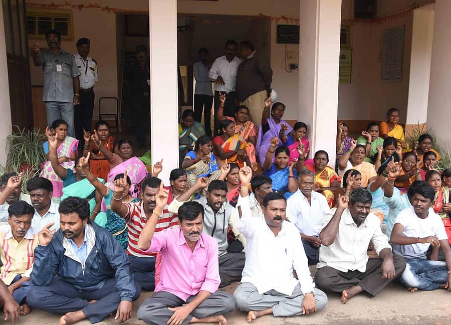 ಕರ್ನಾಟಕ ವಿಶ್ವವಿದ್ಯಾಲಯದ ಆಡಳಿತಭವನದ ಎದುರು ಧಾರವಾಡ ಜಿಲ್ಲಾ ಪರಿಶಿಷ್ಟ ಜಾತಿ, ಪರಿಶಿಷ್ಟ ಪಂಗಡಗಳ ಪೌರಕಾರ್ಮಿಕರ ಮತ್ತು ನೌಕರರ ಸಂಘದ ಸದಸ್ಯರು ಬುಧವಾರ ಧರಣಿ ನಡೆಸಿದರು