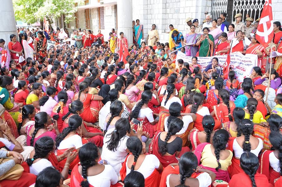 ವಿವಿಧ ಬೇಡಿಕೆಗಳ ಈಡೇರಿಕೆಗೆ ಒತ್ತಾಯಿಸಿ ರಾಜ್ಯ ಅಂಗನವಾಡಿ ನೌಕರರ ಸಂಘದ ಕಾರ್ಯಕರ್ತರು ಬುಧವಾರ ಜಿಲ್ಲಾಧಿಕಾರಿ ಕಚೇರಿ ಎದುರು ಪ್ರತಿಭಟನೆ ನಡೆಸಿದರು