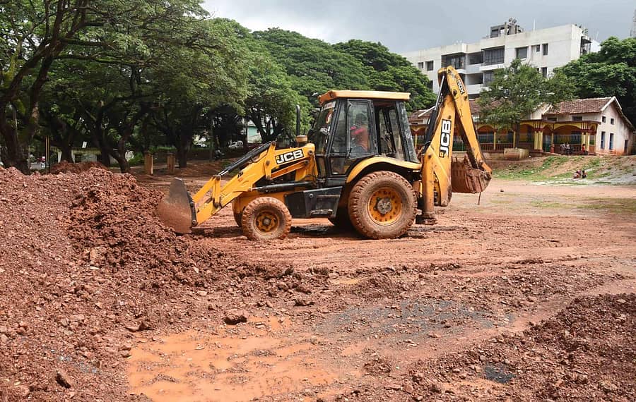 ಧಾರವಾಡದ ಕಲಘಟಗಿ ರಸ್ತೆಯಲ್ಲಿರುವ ಮಾಡರ್ನ್ ಹಿರಿಯ ಪ್ರಾಥಮಿಕ ಶಾಲೆಯಲ್ಲಿ ಹಾಕಲಾಗಿದ್ದ ಮಣ್ಣನ್ನು ಬುಧವಾರ ತೆರವುಗೊಳಿಸುತ್ತಿರುವ ಜೆಸಿಬಿ