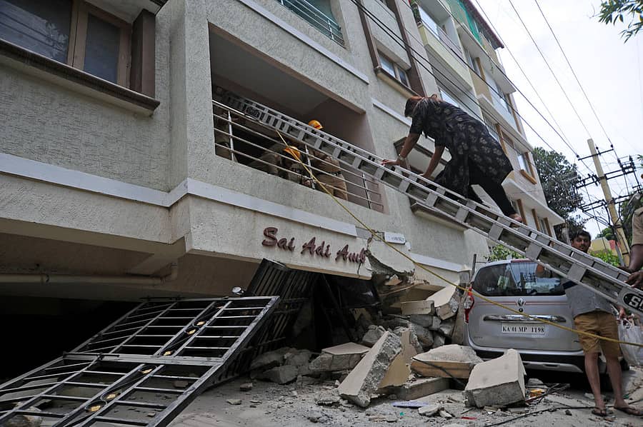 ಅಪಾರ್ಟ್‌ಮೆಂಟ್‌ ಸಮುಚ್ಚಯಗಳ ಬೇಸ್‌ಮೆಂಟ್‌ ಮಂಗಳವಾರ ತಡರಾತ್ರಿ ಕುಸಿದಿದ್ದು, ರಕ್ಷಣಾ ಕಾರ್ಯಾಚರಣೆ ನಡೆಯಿತು. ಪ್ರಜಾವಾಣಿ ಚಿತ್ರ