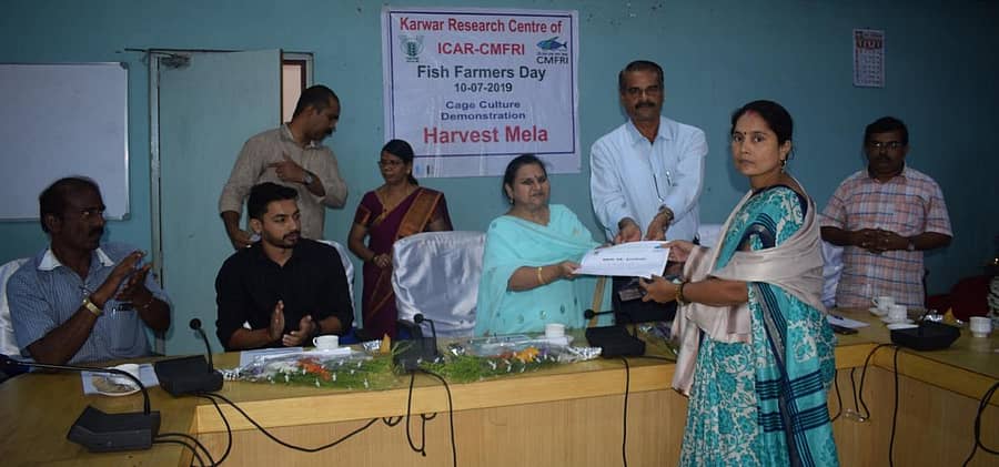 ಕಾರವಾರದಲ್ಲಿ ಬುಧವಾರ ಆಯೋಜಿಸಲಾದ ‘ಮೀನು ಕೃಷಿಕರ ದಿನಾಚರಣೆ’ಯಲ್ಲಿ ಸಾಧಕ ಮೀನುಗಾರ ಮಹಿಳೆಯೊಬ್ಬರನ್ನು ಪುರಸ್ಕರಿಸಲಾಯಿತು