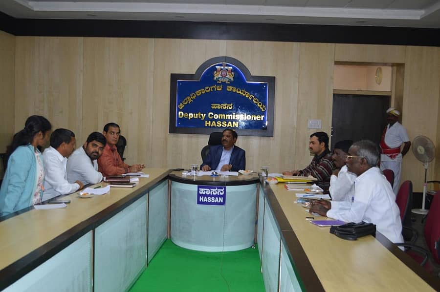ಹಾಸನದಲ್ಲಿ ಜಿಲ್ಲಾಧಿಕಾರಿ ಅಕ್ರಂ ಪಾಷಾ ಅವರು ಅಧಿಕಾರಿಗಳ ಸಭೆ ನಡೆಸಿದರು.