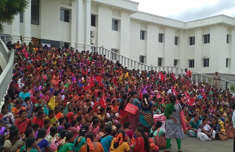 ಅಂಗನವಾಡಿ ನೌಕರರು ಜಿಲ್ಲಾಧಿಕಾರಿಗಳ ಕಚೇರಿ ಎದುರು ಪ್ರತಿಭಟನೆ ನಡೆಸಿದರು