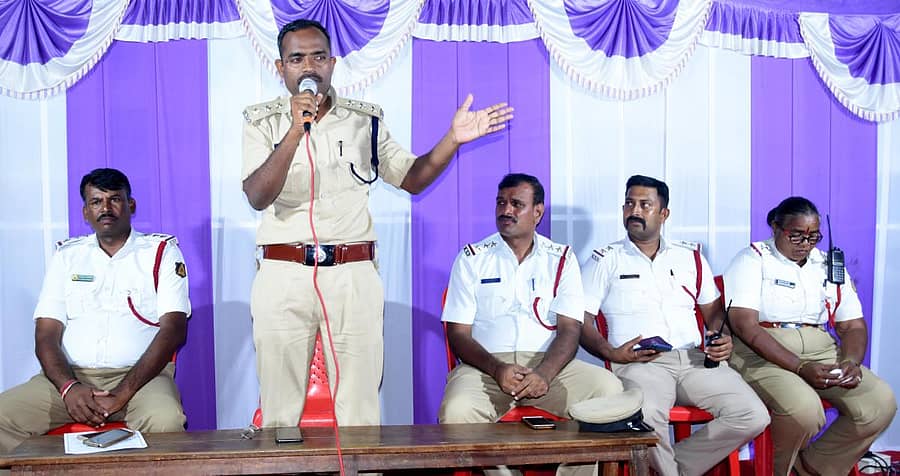 ಕಲಬುರ್ಗಿಯ ಎಸ್ವಿಪಿ ವೃತ್ತದಲ್ಲಿ ನಡೆದ ಸಂಚಾರ ನಿಯಮಗಳ ಜಾಗೃತಿ ಸಭೆಯಲ್ಲಿ ಎಸಿಪಿ ವೀರೇಶ ಮಾತನಾಡಿದರು