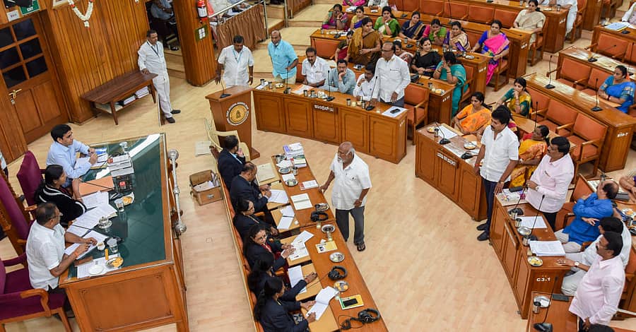 ಮೇಯರ್ ಪೀಠದ ಎದುರು ಪ್ರತಿಭಟನೆ ನಡೆಸಿದ ಶಾಂತಲನಗರ ವಾರ್ಡ್ನ ಬಿಜೆಪಿ ಸದಸ್ಯ ಎಂ.ಬಿ. ದ್ವಾರಕನಾಥ