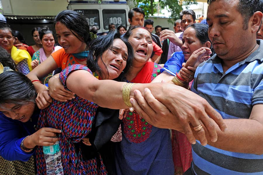 ದುರಂತದಲ್ಲಿ ಮೃತಪಟ್ಟವರ ಸಂಬಂಧಿಕರ ಆಕ್ರಂಧನ ಮುಗಿಲುಮುಟ್ಟಿತ್ತು – ಪ್ರಜಾವಾಣಿ ಚಿತ್ರಗಳು/ ವಿ.ಪುಷ್ಕರ್