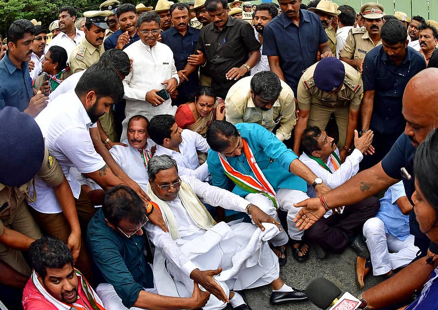 ಬಿಜೆಪಿಯು ರಾಜ್ಯ ಸರ್ಕಾರವನ್ನು ಅಸ್ಥಿರಗೊಳಿಸುತ್ತಿದೆ ಎಂದು ಆರೋಪಿಸಿ ಕಾಂಗ್ರೆಸ್‌ ಹಾಗೂ ಜೆಡಿಎಸ್‌ ಪಕ್ಷದ ನಾಯಕರು ರಾಜಭವನಕ್ಕೆ ಮುತ್ತಿಗೆ ಹಾಕಲು ಪ್ರಯತ್ನಿಸಿದಾಗ ಪೊಲೀಸರು ಸಿದ್ದರಾಮಯ್ಯ ಹಾಗೂ ಕೆ.ಸಿ. ವೇಣುಗೋಪಾಲ್ ಅವರನ್ನು ತಡೆದರು –ಪ್ರಜಾವಾಣಿ ಚಿತ್ರ : ಕೃಷ್ಣಕುಮಾರ್‌ ಪಿ.ಎಸ್‌.