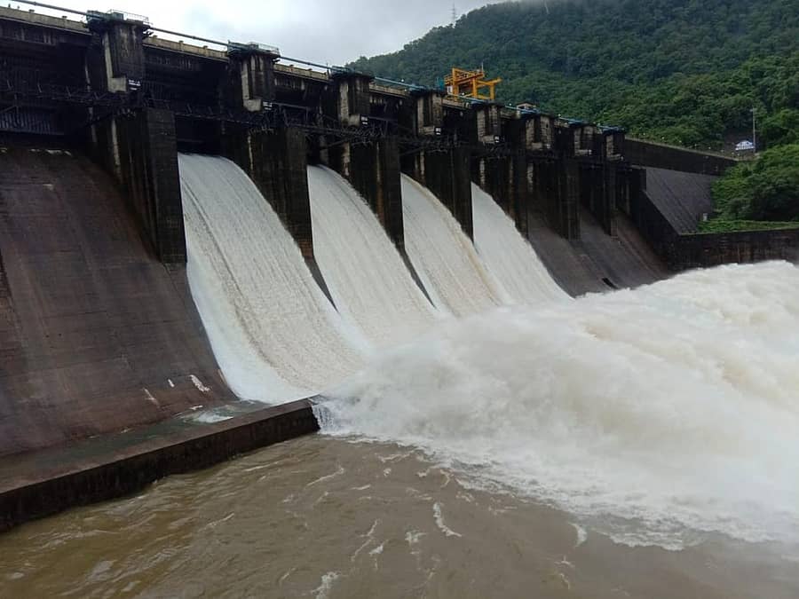 ಕಾರವಾರ ತಾಲ್ಲೂಕಿನ ಕೊಡಸಳ್ಳಿ ಅಣೆಕಟ್ಟೆ ತುಂಬಿದ್ದು, ನಾಲ್ಕು ಕ್ರೆಸ್ಟ್‌ಗೇಟ್‌ಗಳಿಂದ ಗುರುವಾರ ನೀರು ಹೊರಬಿಡಲಾಯಿತು