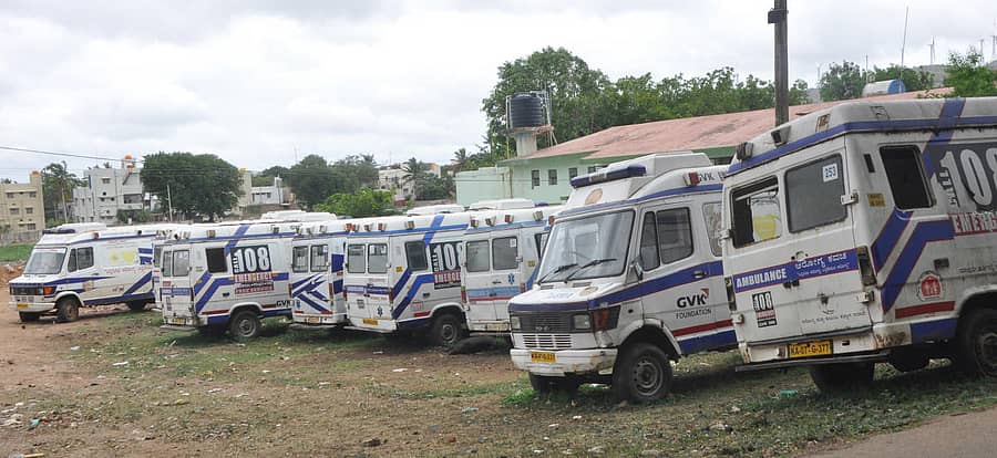 ಚಿತ್ರದುರ್ಗದ ಜಿಲ್ಲಾ ಆಸ್ಪತ್ರೆಯ ಆವರಣದಲ್ಲಿ ತಿಂಗಳಿಂದ ನಿಲುಗಡೆ ಮಾಡಲಾದ ಆಂಬುಲೆನ್ಸ್ಗಳು