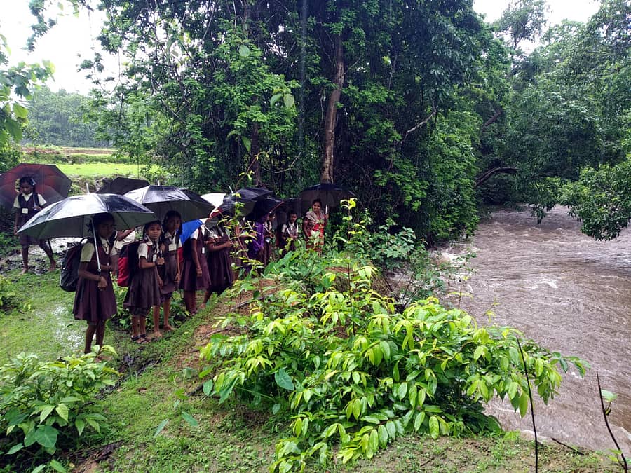 ಕಾರವಾರ ತಾಲ್ಲೂಕಿನ ದೇವಳಮಕ್ಕಿ ಗ್ರಾಮದ ಕೋವೆ ಹಳ್ಳದಲ್ಲಿ ನೀರು ಉಕ್ಕಿ ಹರಿಯುವುದನ್ನು ಮಕ್ಕಳು ಮತ್ತು ಪಾಲಕರು ನೋಡುತ್ತಿರುವುದು.