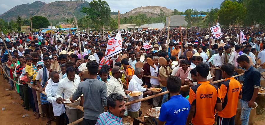 ಕನಕಪುರ ಕೊಟ್ಟಗಾಳು ಗ್ರಾಮದಲ್ಲಿ ನಡೆದ ಜಾತ್ರಾ ಮಹೋತ್ಸವದಲ್ಲಿ ಭಕ್ತರು ಪ್ರಸಾದ ಸ್ವೀಕರಿಸಿದರು