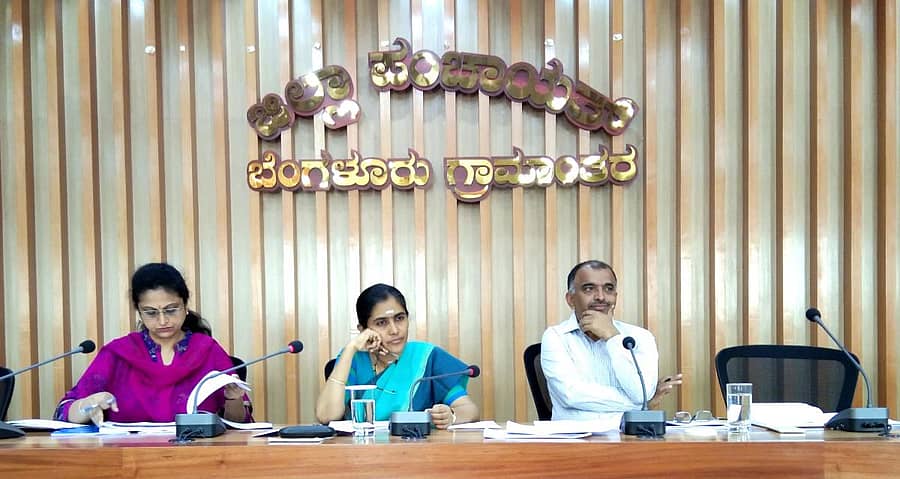 ಪ್ರಗತಿ ಪರಿಶೀಲನಾ ಸಭೆಯಲ್ಲಿ ಜಿಲ್ಲಾ ಉಸ್ತುವಾರಿ ಕಾರ್ಯದರ್ಶಿ ಪಿ.ಹೇಮಲತಾ, ಜಿಲ್ಲಾ ಪಂಚಾಯಿತಿ ಸಿ.ಇ.ಓ ಆರ್.ಲತಾ ಮತ್ತು ಜಿಲ್ಲಾಧಿಕಾರಿ ಸಿ.ಎಸ್ ಕರೀಗೌಡ ಇದ್ದರು.