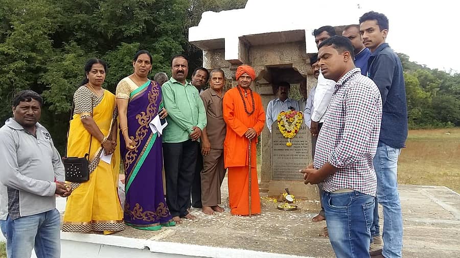 ರಾಜ್ಯ ಒಕ್ಕಲಿಗರ ಸಂಘದ ಸಂಸ್ಥಾಪಕರಲ್ಲೊಬ್ಬರಾದ ಕೆ.ಎಚ್.ರಾಮಯ್ಯ ಸಮಾಧಿ ಬಳಿ ಶುಕ್ರವಾರ ಅವರ 140ನೇ ಜಯಂತಿ ಆಚರಿಸಲಾಯಿತು