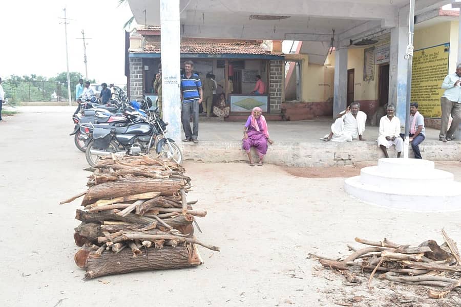 ಶವಸಂಸ್ಕಾರಕ್ಕಾಗಿ ಹಾತಲಗೇರಿ ಗ್ರಾಮ ಪಂಚಾಯ್ತಿ ಆವರಣದಲ್ಲಿ ಶುಕ್ರವಾರ ಕಟ್ಟಿಗೆ ಜೋಡಿಸಿಟ್ಟಿದ್ದ ದೃಶ್ಯ