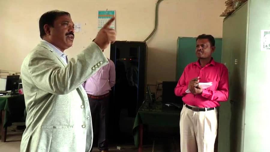 ಹಾಸನ ಜಿಲ್ಲಾಧಿಕಾರಿ ಅಕ್ರಂ ಪಾಷಾ ಅವರು ಕಚೇರಿಗೆ ಭೇಟಿ ನೀಡಿ ಪರಿಶೀಲಿಸಿದರು.