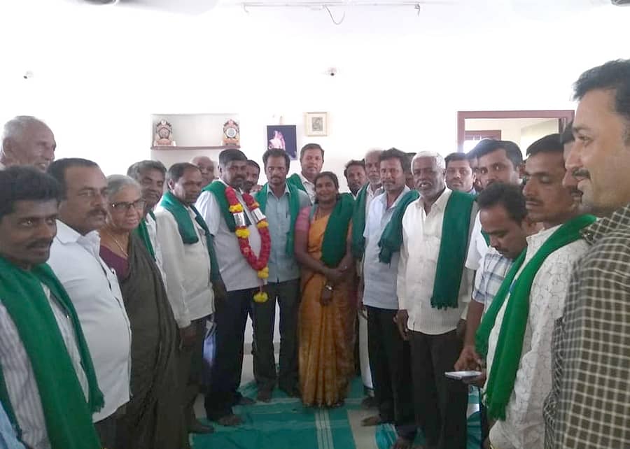 ರೈತ ಸಂಘದ ತಾಲ್ಲೂಕು ಅಧ್ಯಕ್ಷರಾಗಿ ಆಯ್ಕೆಯಾದ ಕಾಡನೂರುಪಾಳ್ಯ ಹನುಮೇಗೌಡ ಅವರನ್ನು ಅಭಿನಂದಿಸಲಾಯಿತು