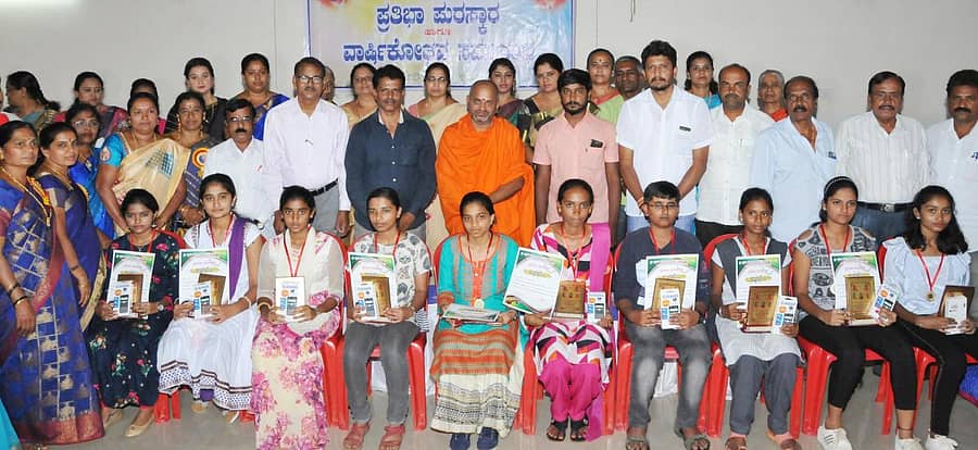 ಎಸ್ಎಸ್ಎಲ್ಸಿ ಮತ್ತು ಪಿಯುಸಿಯಲ್ಲಿ ಅತಿ ಹೆಚ್ಚು ಅಂಕ ಪಡೆದ ವಿದ್ಯಾರ್ಥಿ, ವಿದ್ಯಾರ್ಥಿನಿಯರಿಗೆ ಪ್ರತಿಭಾ ಪುರಸ್ಕಾರ ನೀಡಿ ಗೌರವಿಸಲಾಯಿತು.