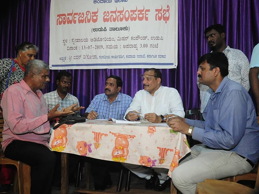 ಉಡುಪಿ ಸ್ನೇಹಾಲಯದಲ್ಲಿ ಶನಿವಾರ ನಡೆದ ಜನ ಸ್ಪಂದನ ಕಾರ್ಯಕ್ರಮದಲ್ಲಿ ವಿಧಾನ ಪರಿಷತ್‌ ಸದಸ್ಯ ಐವನ್‌ ಡಿಸೋಜ ಸಾರ್ವಜನಿಕರ ಅಹವಾಲು ಆಲಿಸಿದರು.ಪ್ರಜಾವಾಣಿ ಚಿತ್ರ