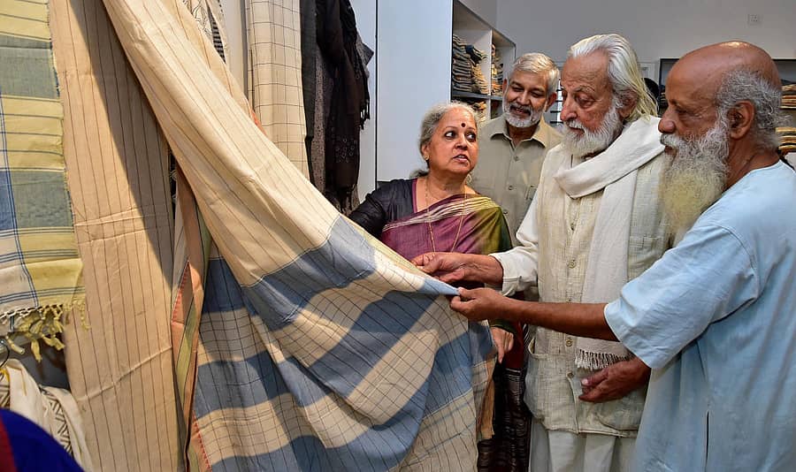 ಬನಶಂಕರಿ ಮೊದಲನೇ ಹಂತದಲ್ಲಿ ನೂತನ ‘ದೇಸಿ ಅಂಗಡಿ’ಯನ್ನು ಉದ್ಘಾಟಿಸಿದ ಎಂ.ಎಸ್. ಸತ್ಯು (ಎಡದಿಂದ ಮೂರನೇಯವರು) ಕೈಮಗ್ಗದ ಉತ್ಪನ್ನಗಳನ್ನು ವೀಕ್ಷಿಸಿದರು. (ಎಡದಿಂದ) ಸಂಸ್ಥೆಯ ಟ್ರಸ್ಟಿ ಅಜಯ್ ಕುಮಾರ್ ಸಿಂಗ್ ಮತ್ತು ಪ್ರಸನ್ನ ಇದ್ದರು–ಪ್ರಜಾವಾಣಿ ಚಿತ್ರ