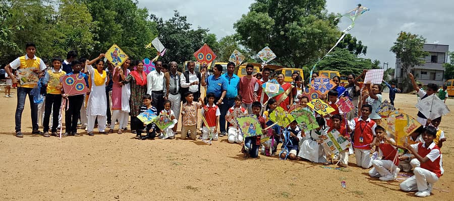 ಚನ್ನಪಟ್ಟಣ ತಾಲ್ಲೂಕಿನ ಯಲಚಿಪಾಳ್ಯ ಗ್ರಾಮದಲ್ಲಿ ಏರ್ಪಡಿಸಿದ್ದ ಗಾಳಿಪಟ ಹಾರಿಸುವ ಸ್ಪರ್ಧೆಯಲ್ಲಿ ಹಲವಾರು ಸ್ಪರ್ಧಿಗಳು ಭಾಗವಹಿಸಿದ್ದರು