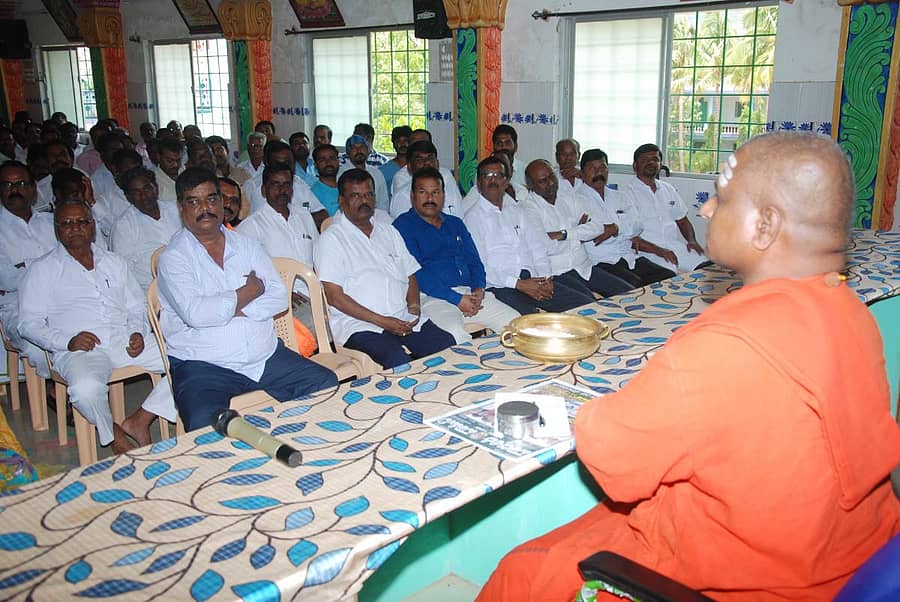 ಚಿತ್ರದುರ್ಗದಲ್ಲಿ ಭಾನುವಾರ ಜಿಲ್ಲಾ ನಾಯಕ ಸಮಾಜದಿಂದ ಹಮ್ಮಿಕೊಂಡಿದ್ದ ಜನ ಜಾಗೃತಿ ಸಭೆಯಲ್ಲಿ ವಾಲ್ಮೀಕಿ ಗುರುಪೀಠದ ಪ್ರಸನ್ನಾನಂದಪುರಿ ಸ್ವಾಮೀಜಿ ಮಾತನಾಡಿದರು.