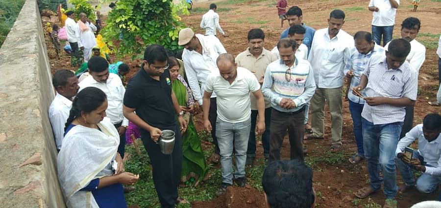 ತೇರದಾಳ ಸಮೀಪದ ಹಳಿಂಗಳಿ ಗ್ರಾಮದ ಅಹಿಂಸಾ ಪ್ರೌಢಶಾಲೆ ಆವರಣದಲ್ಲಿ ಜಮಖಂಡಿ ಉಪವಿಭಾಗಾಧಿಕಾರಿ ಇಕ್ರಂ ಅವರು ಸಸಿ ನೆಟ್ಟು, ನಿರುಣಿಸಿದರು