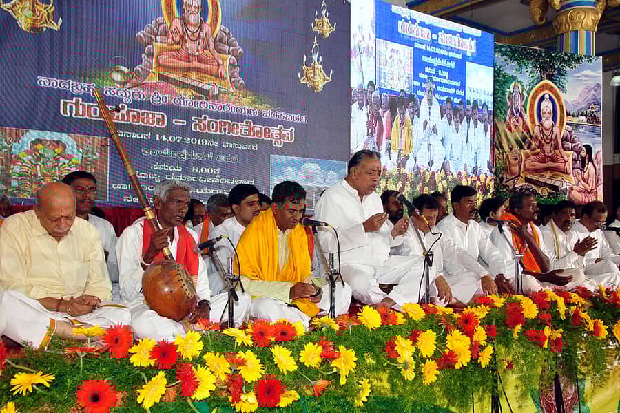 ಕೈವಾರ ಕ್ಷೇತ್ರದ ಧರ್ಮಾಧಿಕಾರಿ ಡಾ.ಎಂ.ಆರ್.ಜಯರಾಂ ಯೋಗಿ ನಾರೇಯಣ ಯತೀಂದ್ರರ ಕೀರ್ತನೆಗಳನ್ನು ಹಾಡುವ ಮೂಲಕ ಗುರು ಪೂಜಾ ಸಂಗೀತೋತ್ಸವಕ್ಕೆ ಚಾಲನೆ ನೀಡಿದರು