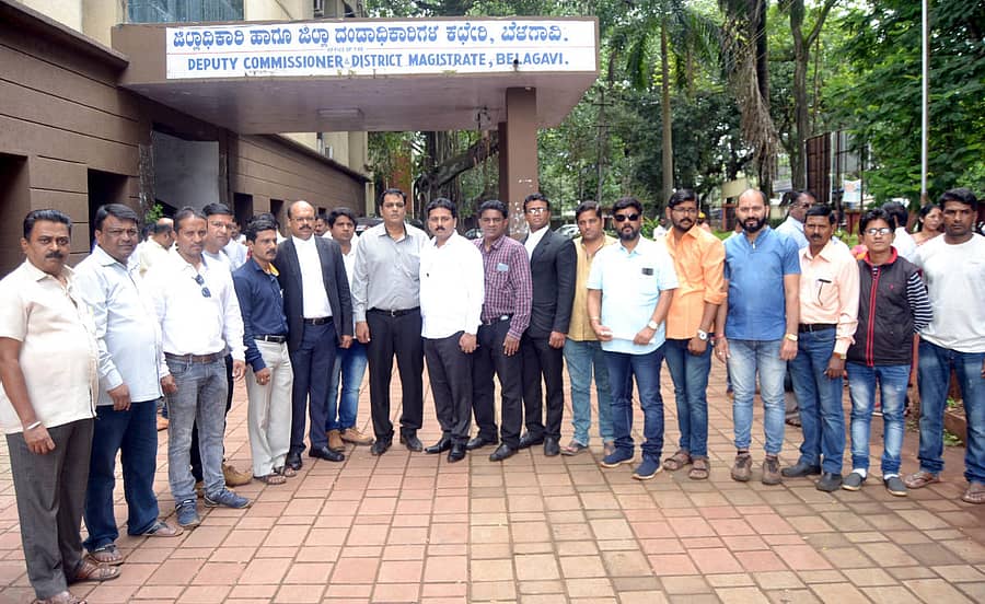 ಗಣೇಶೋತ್ಸವಕ್ಕೆ ಈಗಿನಿಂದಲೇ ಅಗತ್ಯ ಸಿದ್ಧತೆ ಕೈಗೊಳ್ಳುವಂತೆ ಆಗ್ರಹಿಸಿ ಬೆಳಗಾವಿಯ ಲೋಕಮಾನ್ಯ ತಿಲಕ ಗಣೇಶ ಮಹಾಮಂಡಳದ ಸದಸ್ಯರು ಜಿಲ್ಲಾಧಿಕಾರಿ ಕಚೇರಿ ಆವರಣದಲ್ಲಿ ಸೋಮವಾರ ಪ್ರತಿಭಟನೆ ಮಾಡಿದರು