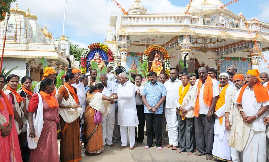 ಗುರು ಪೂರ್ಣಿಮೆ ಮುನ್ನಾ ದಿನವಾದ ಸೋಮವಾರ ಕುಣಿಗಲ್ ರಸ್ತೆಯ ಶಿರಡಿ ಸಾಯಿಬಾಬಾ ಮಂದಿರದಲ್ಲಿ ಸಂಸದ ಜಿ.ಎಸ್.ಬಸವರಾಜು ಅವರು ಜೋಳಿಗೆಗೆ ದಾನ ನೀಡುವ ಮೂಲಕ ಭಿಕ್ಷಾಟನೆಗೆ ಚಾಲನೆ ನೀಡಿದರು