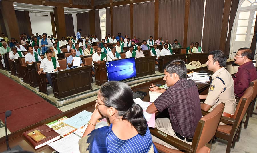 ಮೈಸೂರು ಜಿಲ್ಲಾ ಪಂಚಾಯಿತಿಯಲ್ಲಿ ಸೋಮವಾರ ಜಿಲ್ಲಾಧಿಕಾರಿ ಅಭಿರಾಂ ಜಿ.ಶಂಕರ್ ಅವರು ರೈತರೊಂದಿಗೆ ಸಭೆ ನಡೆಸಿದರು. ಜಿ.ಪಂ ಸಿಇಒ ಜ್ಯೋತಿ, ಎಸ್.ಪಿ ರಿಷ್ಯಂತ್ ಇದ್ದಾರೆ.