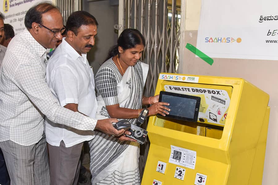 ಬಿಬಿಎಂಪಿ ಕೇಂದ್ರ ಕಚೇರಿಯಲ್ಲಿ ಅಳವಡಿಸಿರುವ ಇ–ತ್ಯಾಜ್ಯ ಸಂಗ್ರಹಿಸುವ ಬಿನ್‌ಗೆ ನಿರುಪಯುಕ್ತ ಉಪಕರಣಗಳನ್ನು ಮೇಯರ್ ಗಂಗಾಂಬಿಕೆ, ಉಪಮೇಯರ್ ಬಿ.ಭದ್ರೇಗೌಡ, ಆಡಳಿತ ಪಕ್ಷದ ನಾಯಕ ಅಬ್ದುಲ್ ವಾಜೀದ್ ಹಾಕಿದರು  –ಪ್ರಜಾವಾಣಿ ಚಿತ್ರ